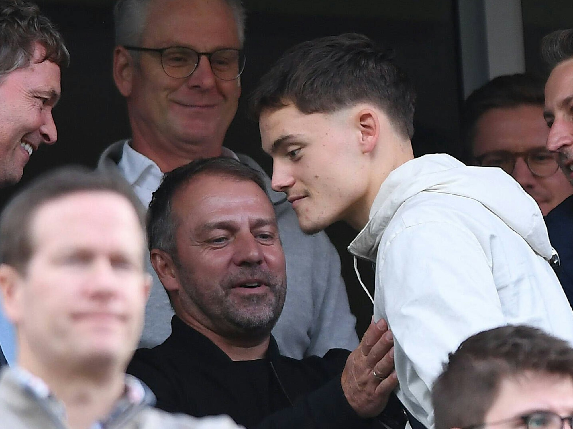 V.l.n.r.: Marcus Sorg (Co-Trainer Deutschland), Hansi Flick (Bundestrainer) und Florian Wirtz (Bayer Leverkusen).