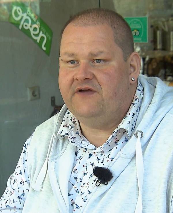 Auswanderer Björn René im Interview mit dem Kamerateam.