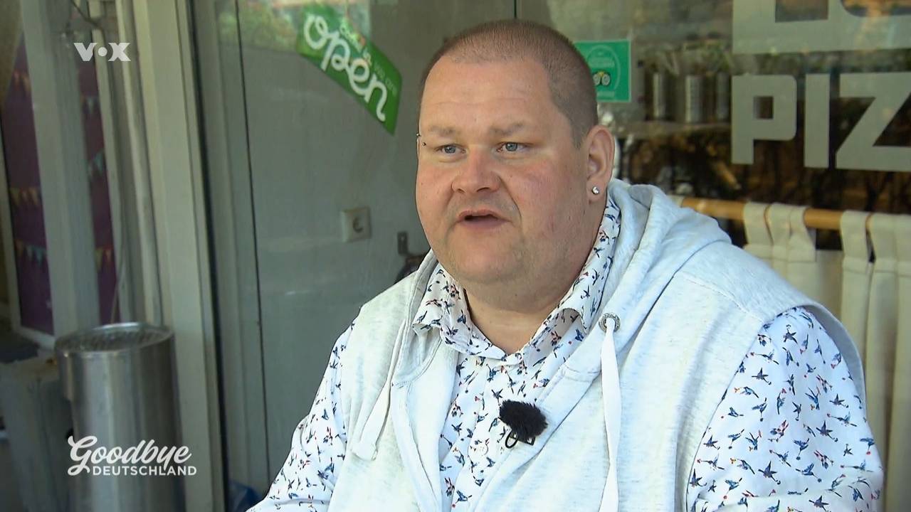 Auswanderer Björn René im Interview mit dem Kamerateam.