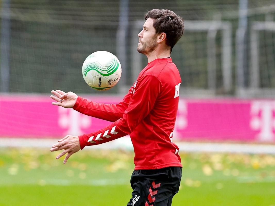 Trainingsgelände am Geißbockheim: Jonas Hector nimmt einen Ball an.