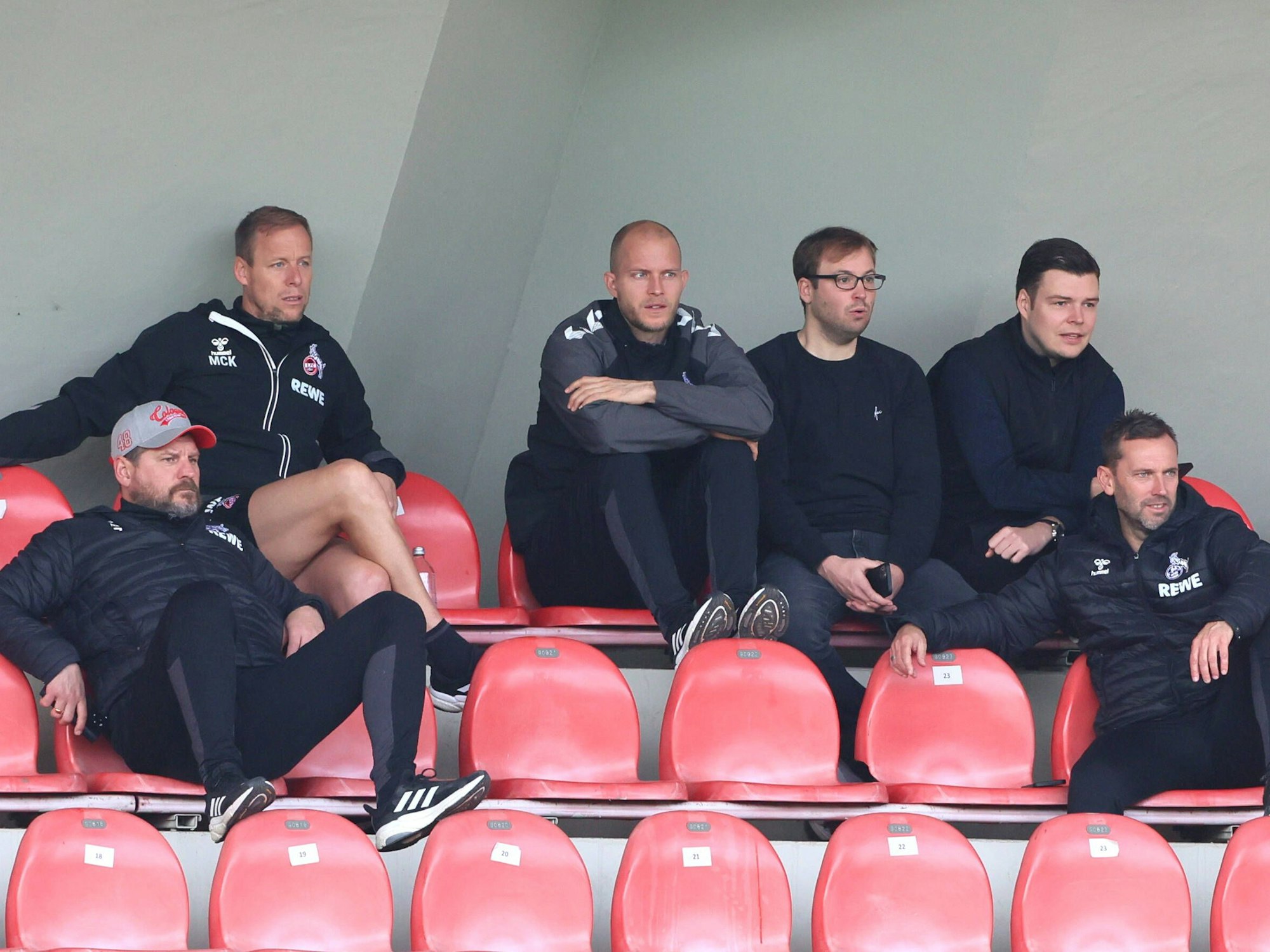 Steffen Baumgart und sein Trainerteam sitzen auf der Tribüne im Fanz-Kremer-Stadion.