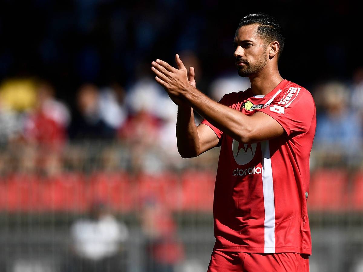 Pablo Mari applaudiert