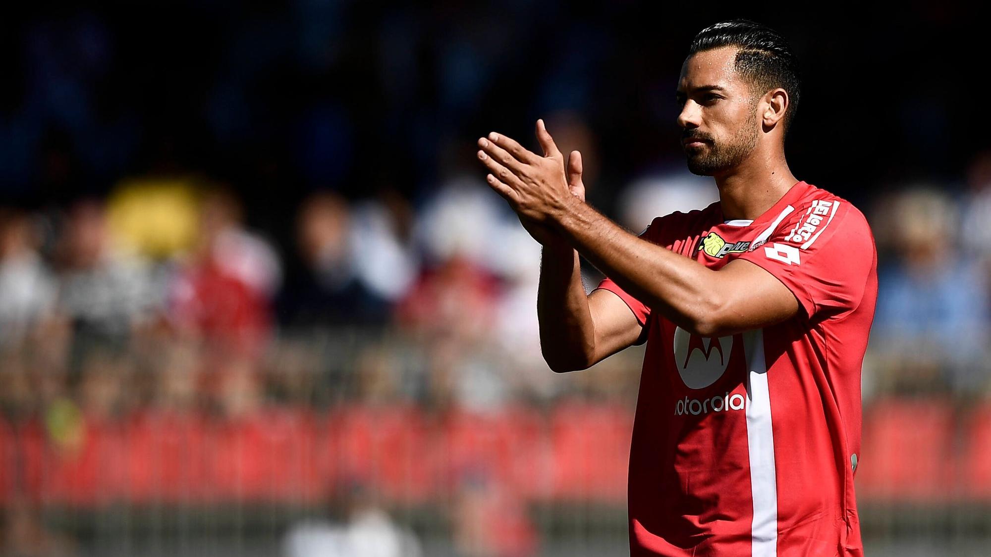 Pablo Mari applaudiert