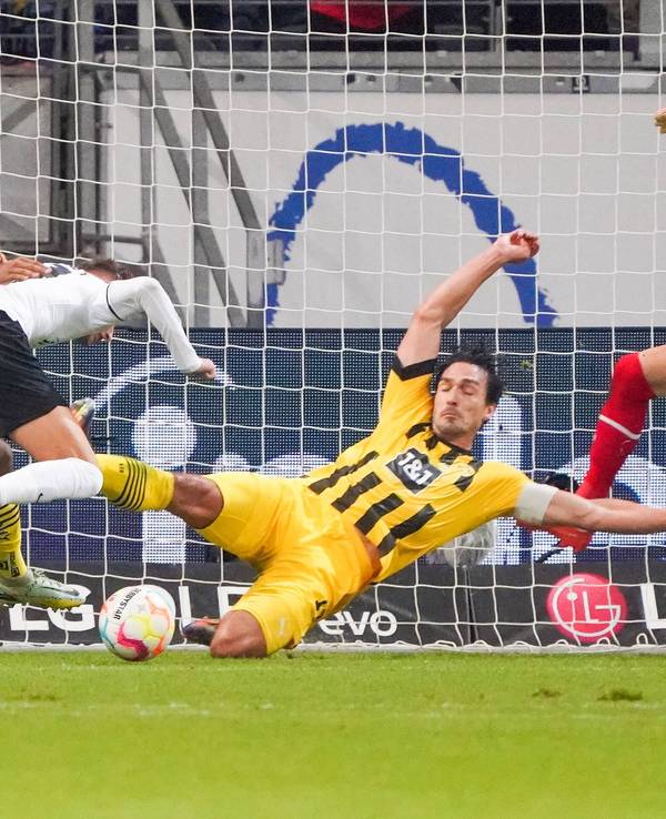 Jesper Lindström (Eintracht Frankfurt) wird von Dortmunds Karim Adeyemi gefoult.