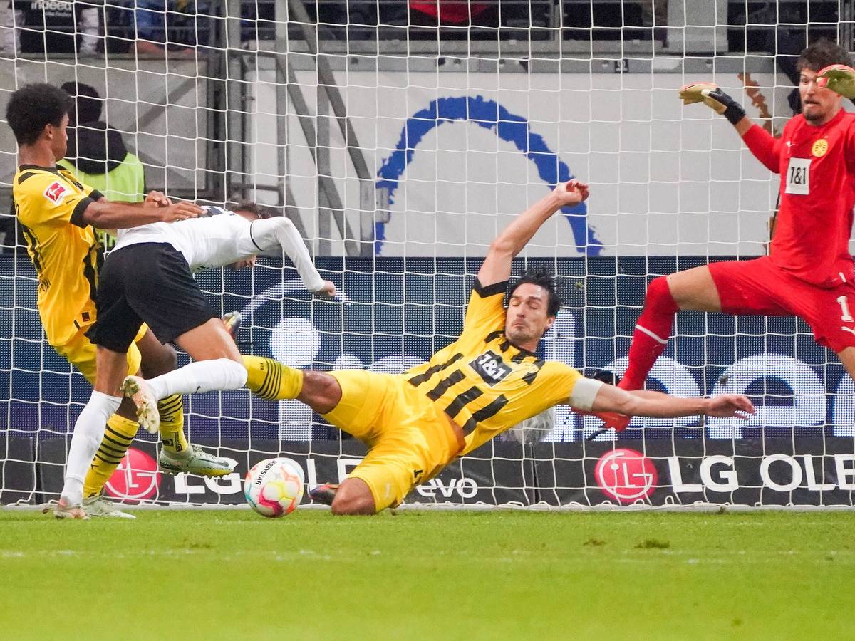 Jesper Lindström (Eintracht Frankfurt) wird von Dortmunds Karim Adeyemi gefoult.