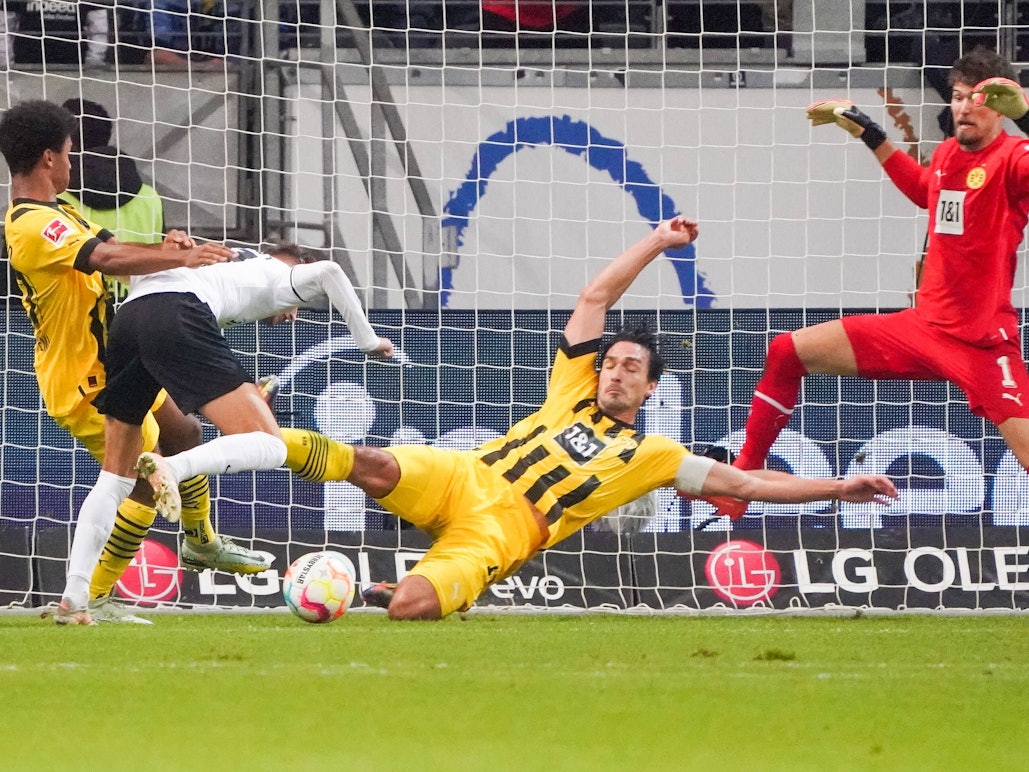 Jesper Lindström (Eintracht Frankfurt) wird von Dortmunds Karim Adeyemi gefoult.
