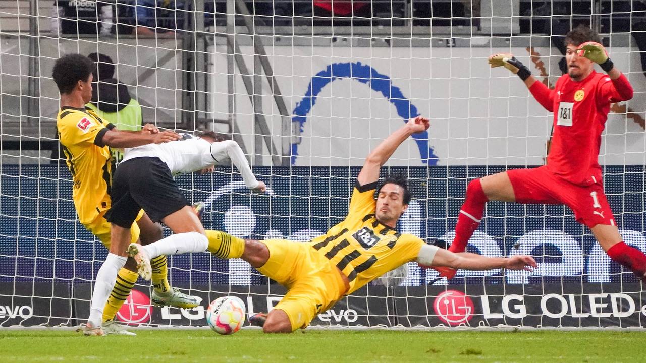 Jesper Lindström (Eintracht Frankfurt) wird von Dortmunds Karim Adeyemi gefoult.