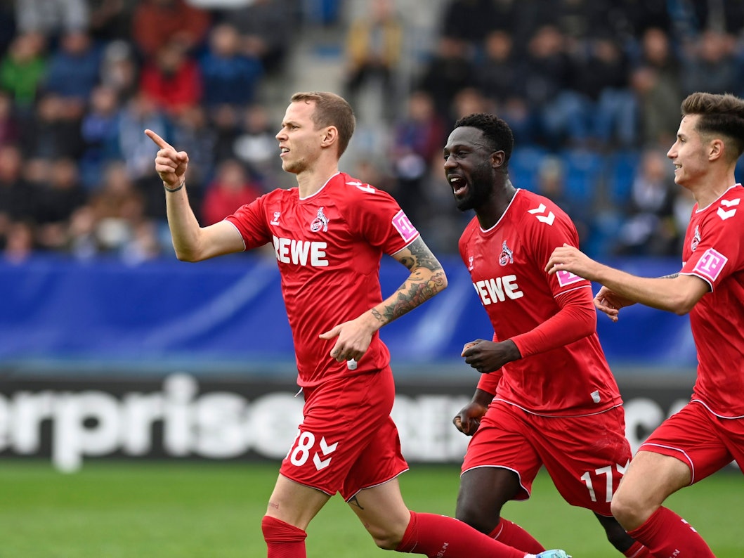 Ondrej Duda (l.) zeigte nach seinem Tor beim 1. FC Slovacko am Freitag (28. Oktober 2022) Richtung Tribüne. Kingsley Schindler (M.) und Denis Huseinbasic folgen seinem Jubel-Lauf.
