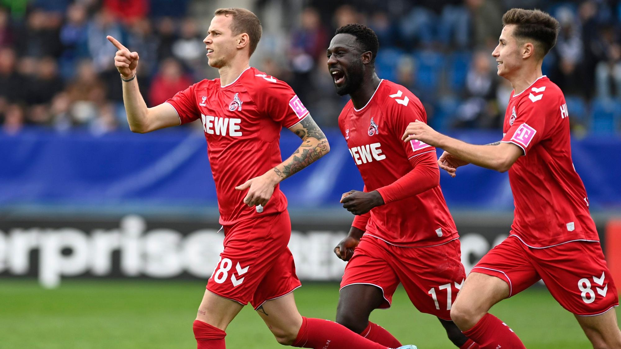 Ondrej Duda (l.) zeigte nach seinem Tor beim 1. FC Slovacko am Freitag (28. Oktober 2022) Richtung Tribüne. Kingsley Schindler (M.) und Denis Huseinbasic folgen seinem Jubel-Lauf.
