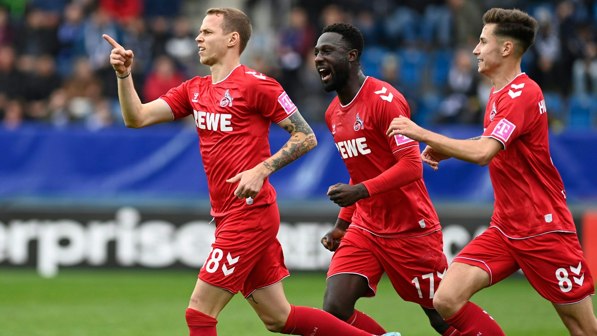 Ondrej Duda (l.) zeigte nach seinem Tor beim 1. FC Slovacko am Freitag (28. Oktober 2022) Richtung Tribüne. Kingsley Schindler (M.) und Denis Huseinbasic folgen seinem Jubel-Lauf.