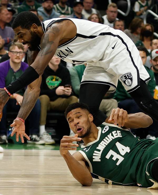 Kampf um den Ball: Die NBA-Stars Kyrie Irving und Giannis Antetokounmpo im Duell während eines Spiels.