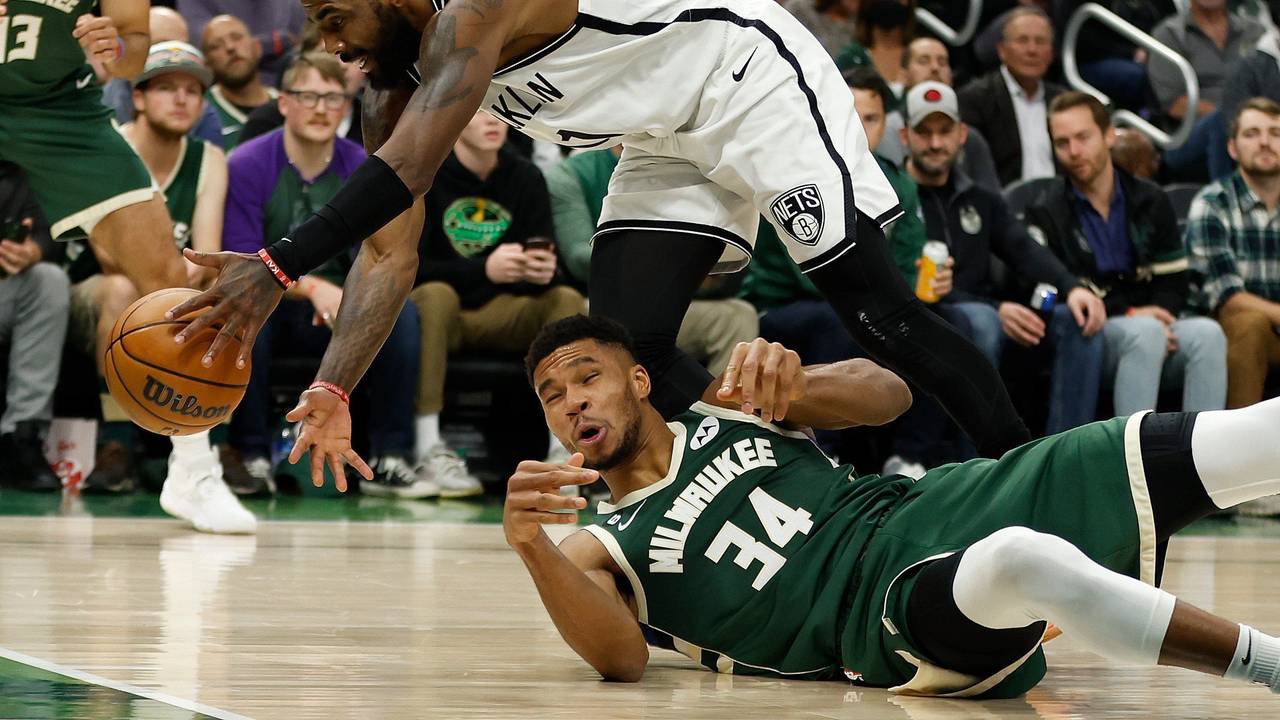 Kampf um den Ball: Die NBA-Stars Kyrie Irving und Giannis Antetokounmpo im Duell während eines Spiels.