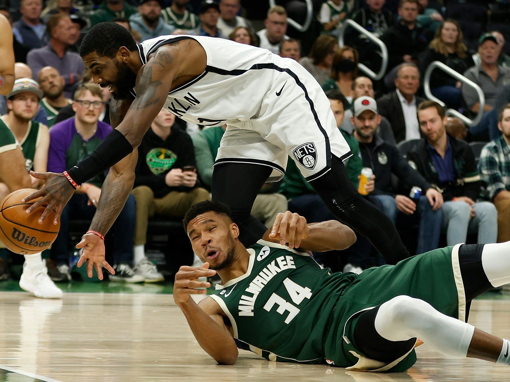 Kampf um den Ball: Die NBA-Stars Kyrie Irving und Giannis Antetokounmpo im Duell während eines Spiels.