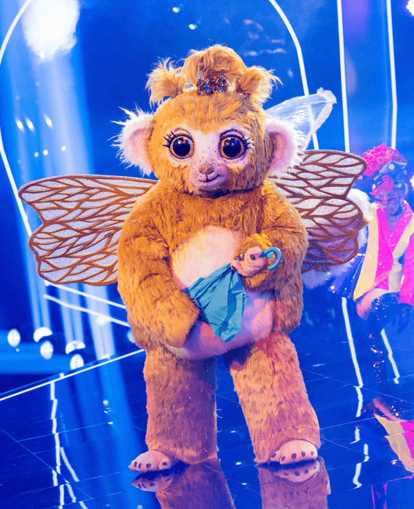 „Goldi“ performt auf der Bühne.