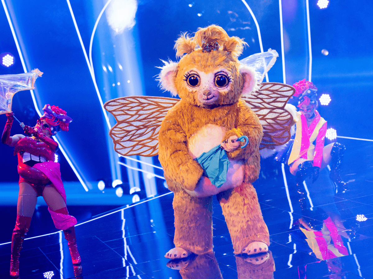 „Goldi“ performt auf der Bühne.