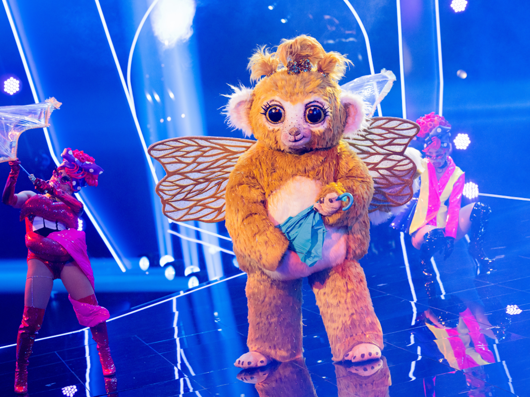 „Goldi“ performt auf der Bühne.