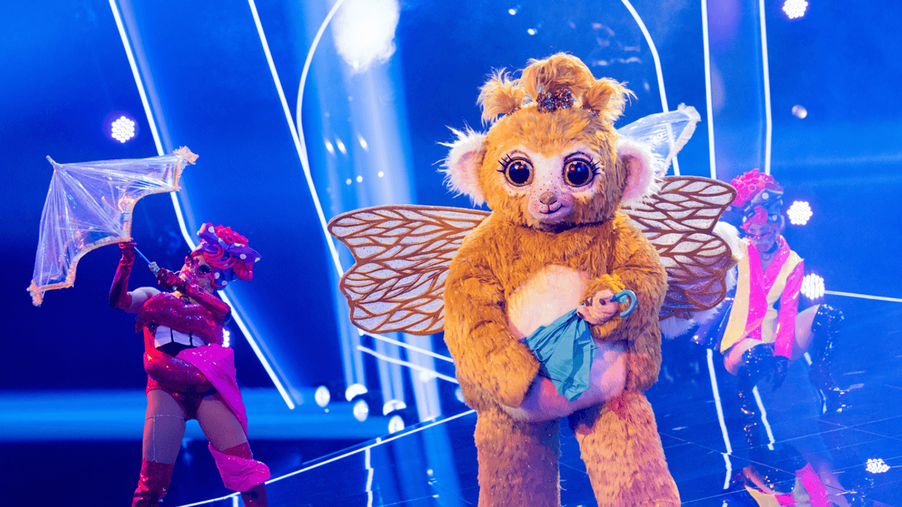 „Goldi“ performt auf der Bühne.