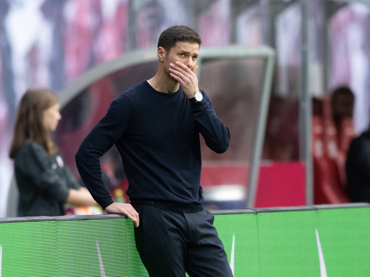 Red Bull Arena: Leverkusens Trainer Xabi Alonso reagiert während des Spiels.
