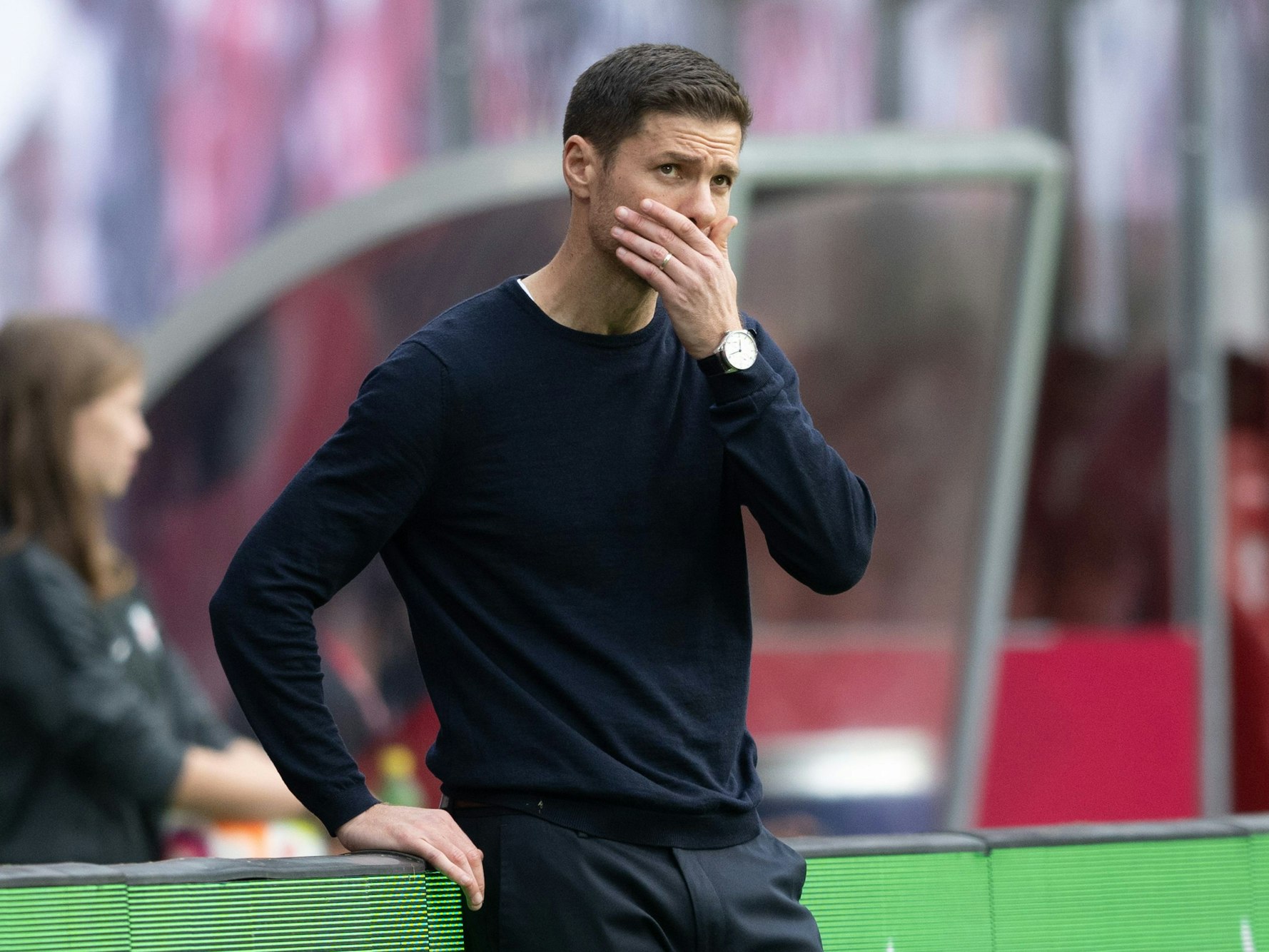 Red Bull Arena: Leverkusens Trainer Xabi Alonso reagiert während des Spiels.