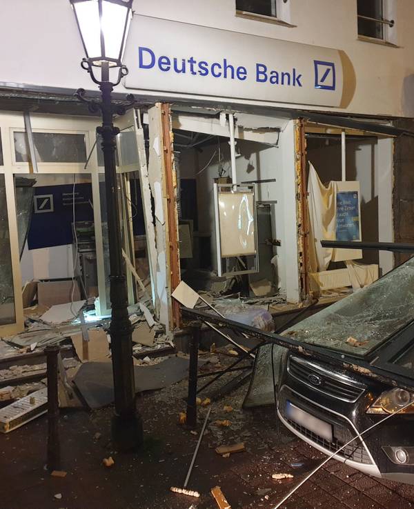 Kaputter Geldautomat und ein beschädigtes Auto nach einer Sprengung in Mönchengladbach.