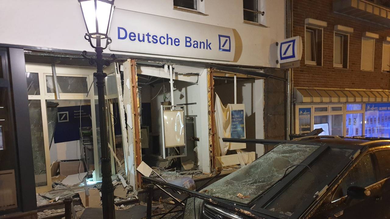 Kaputter Geldautomat und ein beschädigtes Auto nach einer Sprengung in Mönchengladbach.