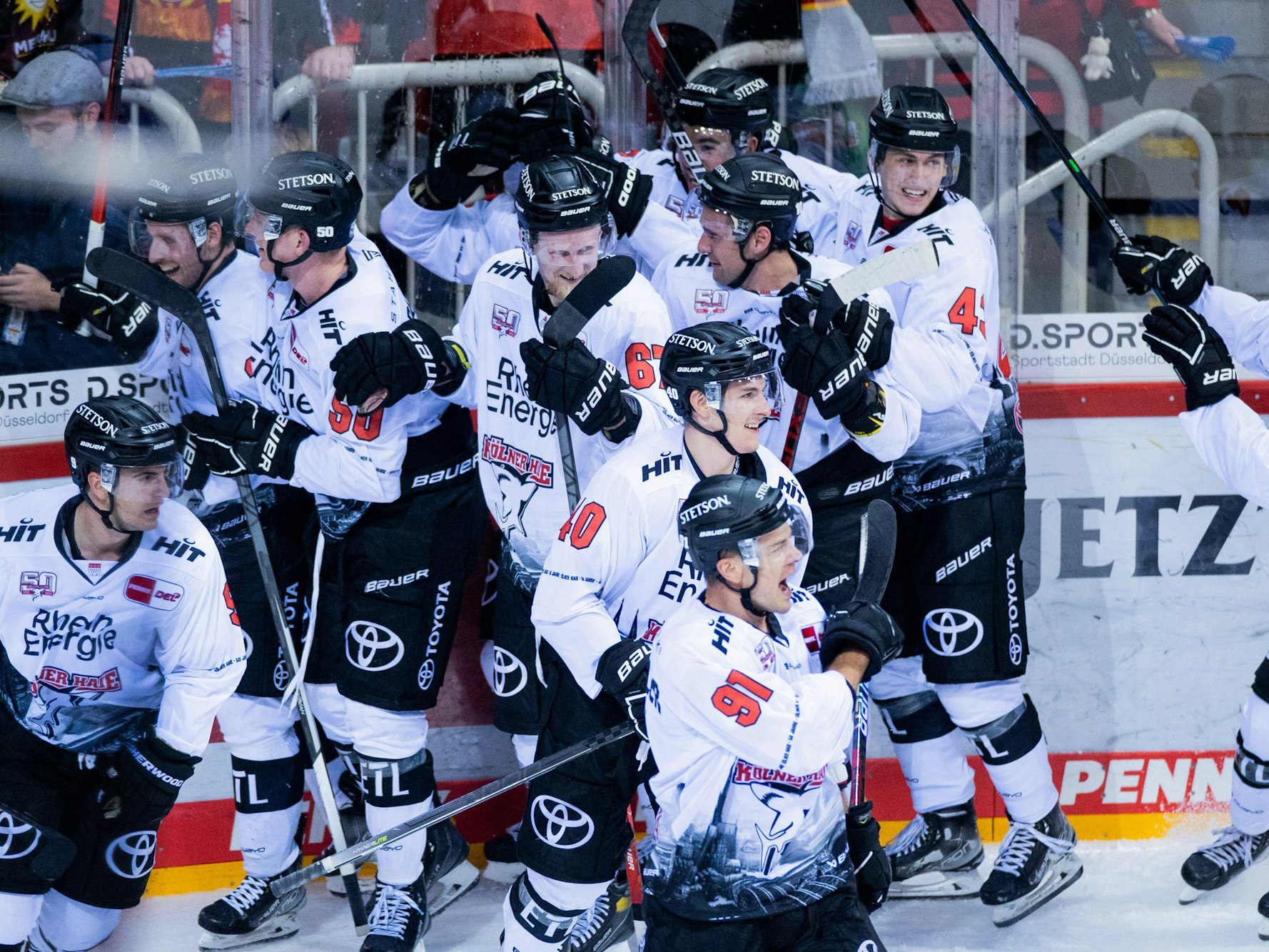 Die Kölner bejubeln das Siegtor zum 4:3 durch Jason Bast (verdeckt) nach Verlängerung.