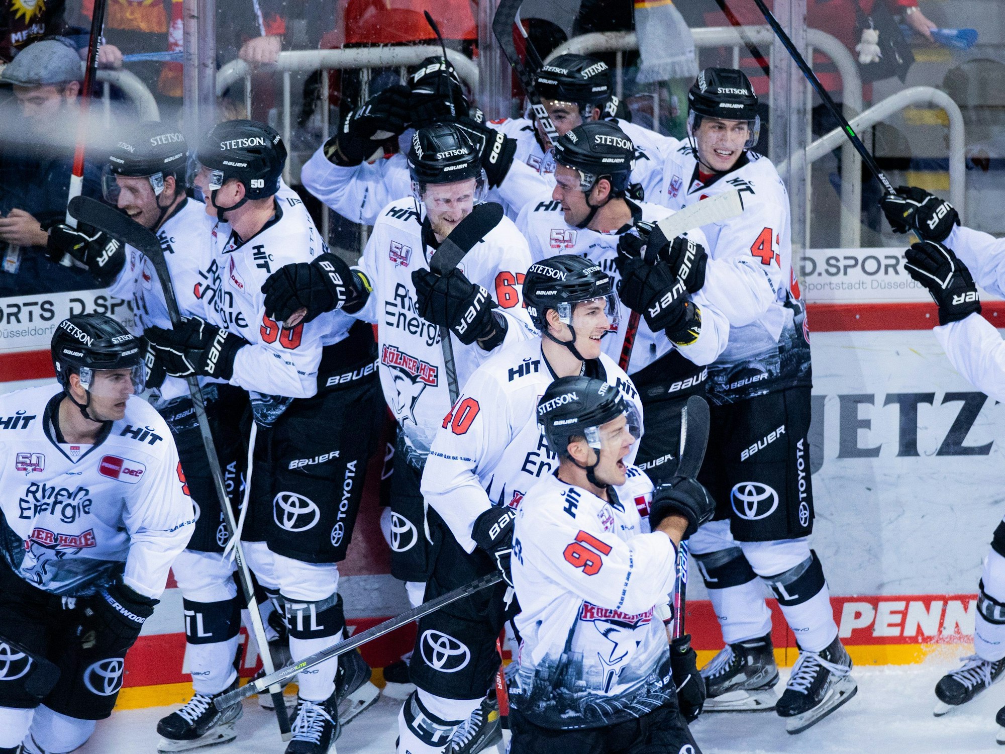 Die Kölner bejubeln das Siegtor zum 4:3 durch Jason Bast (verdeckt) nach Verlängerung.