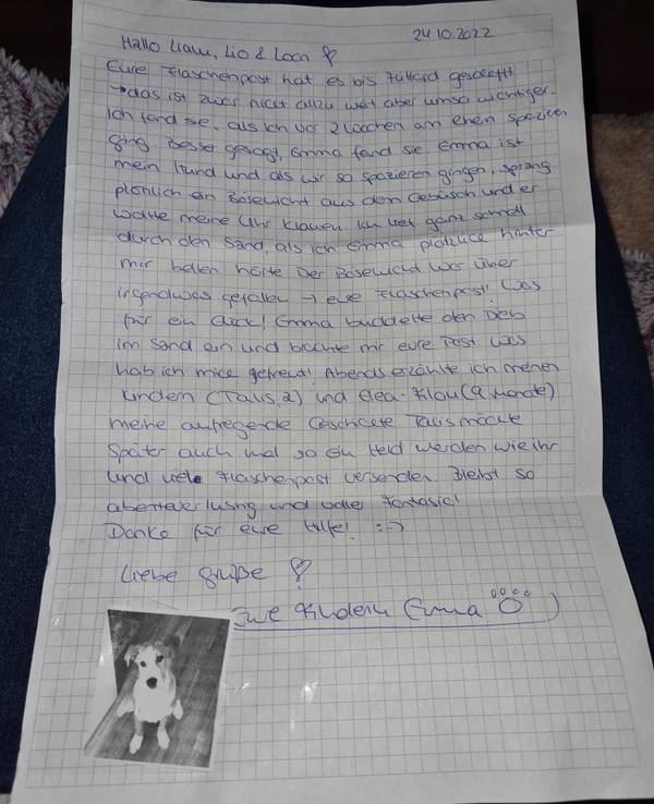 Ein Brief liegt auf einem Tisch. Es ist die Antwort auf eine Flaschenpost, die drei Kinder in Köln in den Rhein geworfen hatten.