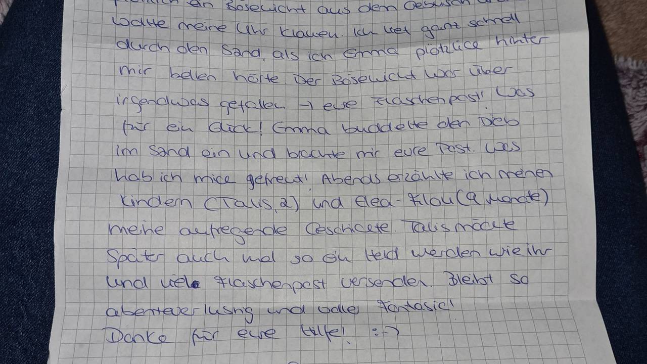 Ein Brief liegt auf einem Tisch. Es ist die Antwort auf eine Flaschenpost, die drei Kinder in Köln in den Rhein geworfen hatten.