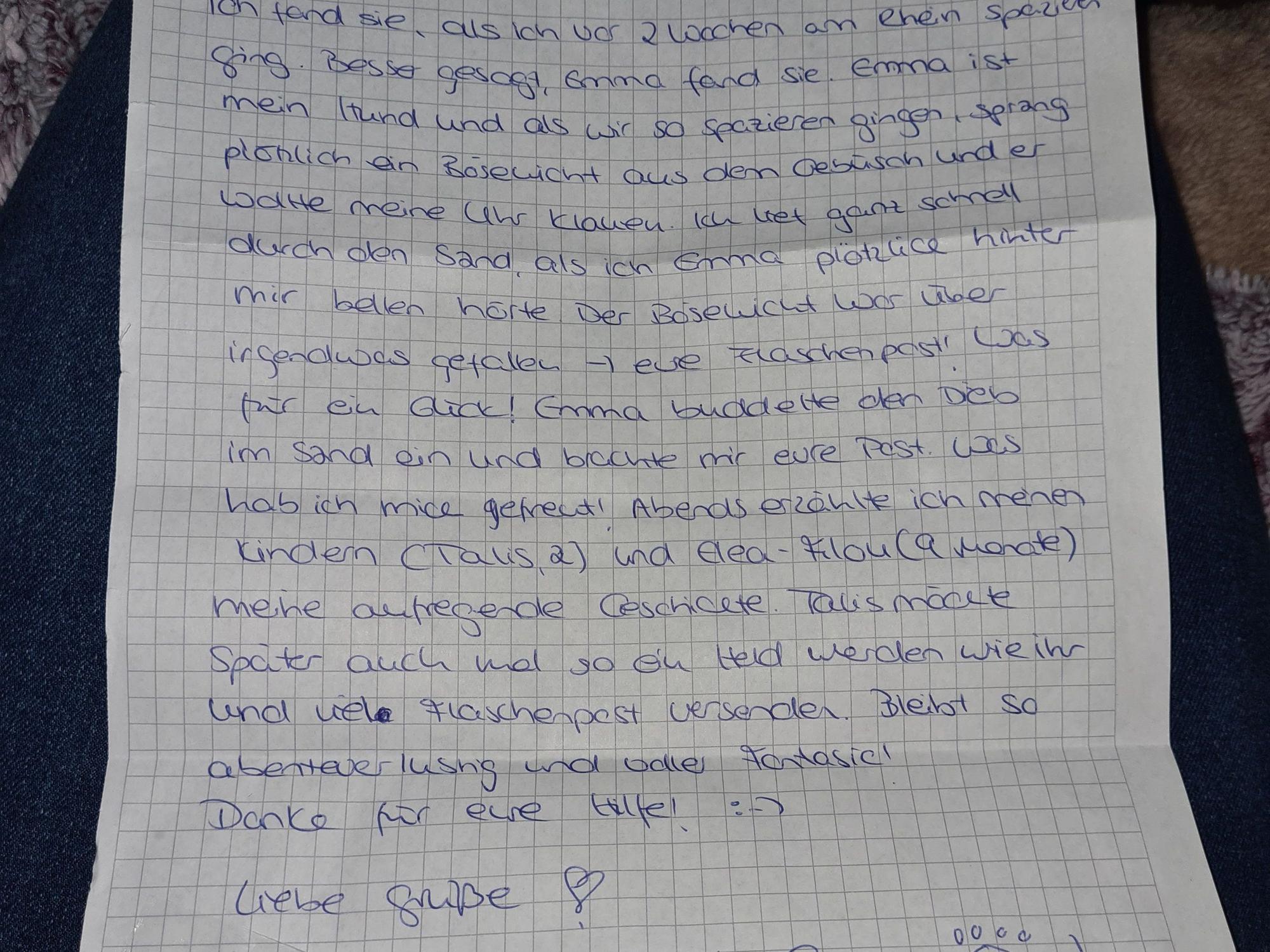Ein Brief liegt auf einem Tisch. Es ist die Antwort auf eine Flaschenpost, die drei Kinder in Köln in den Rhein geworfen hatten.