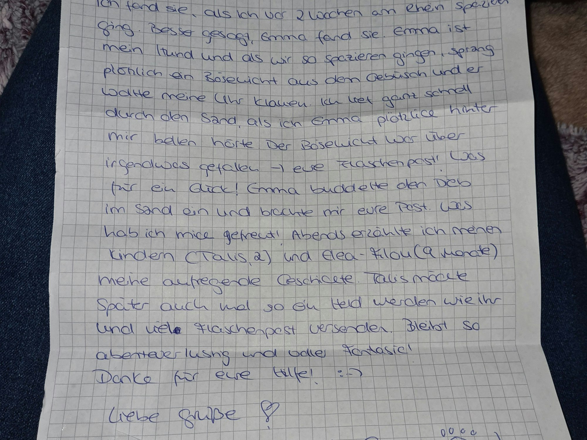 Ein Brief liegt auf einem Tisch. Es ist die Antwort auf eine Flaschenpost, die drei Kinder in Köln in den Rhein geworfen hatten.