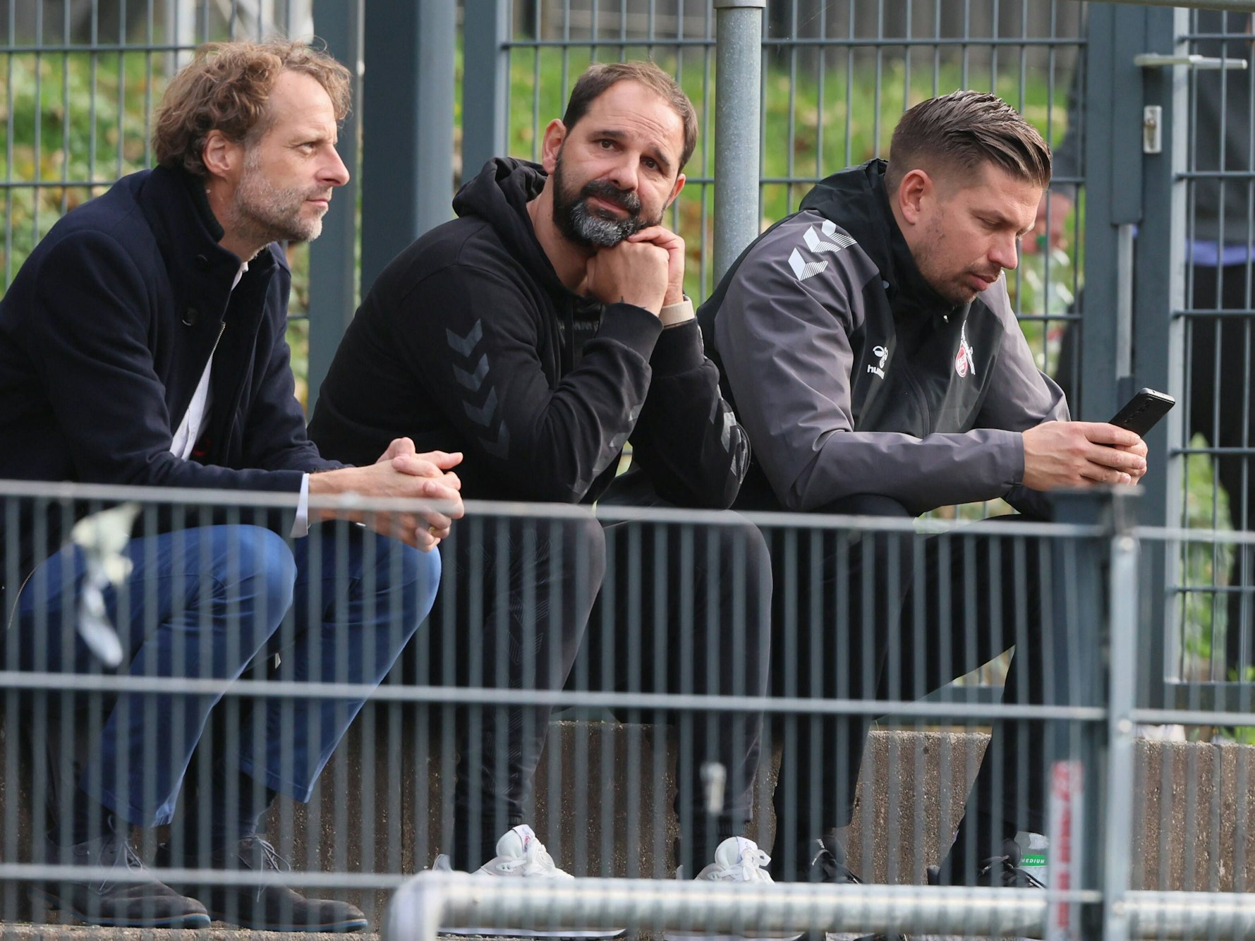 Stefan Ruthenbeck sitzt auf der Tribüne.