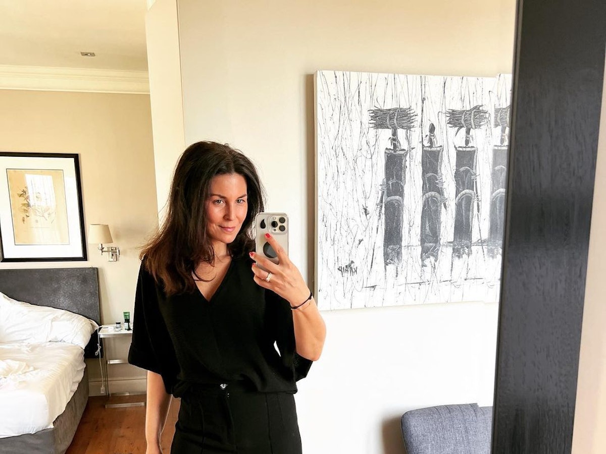 Vanessa posiert für ein Spiegel-Selfie.