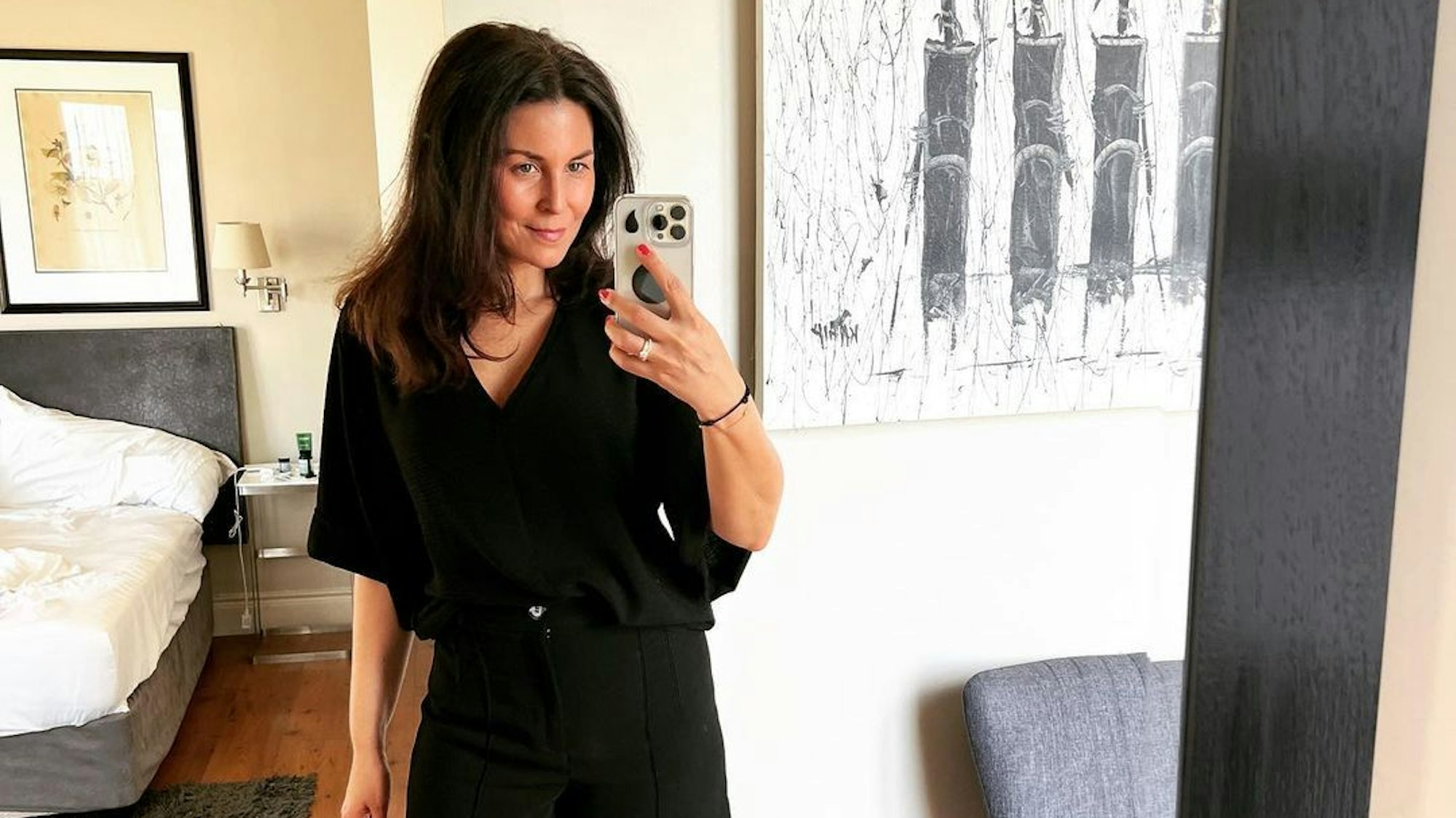 Vanessa posiert für ein Spiegel-Selfie.