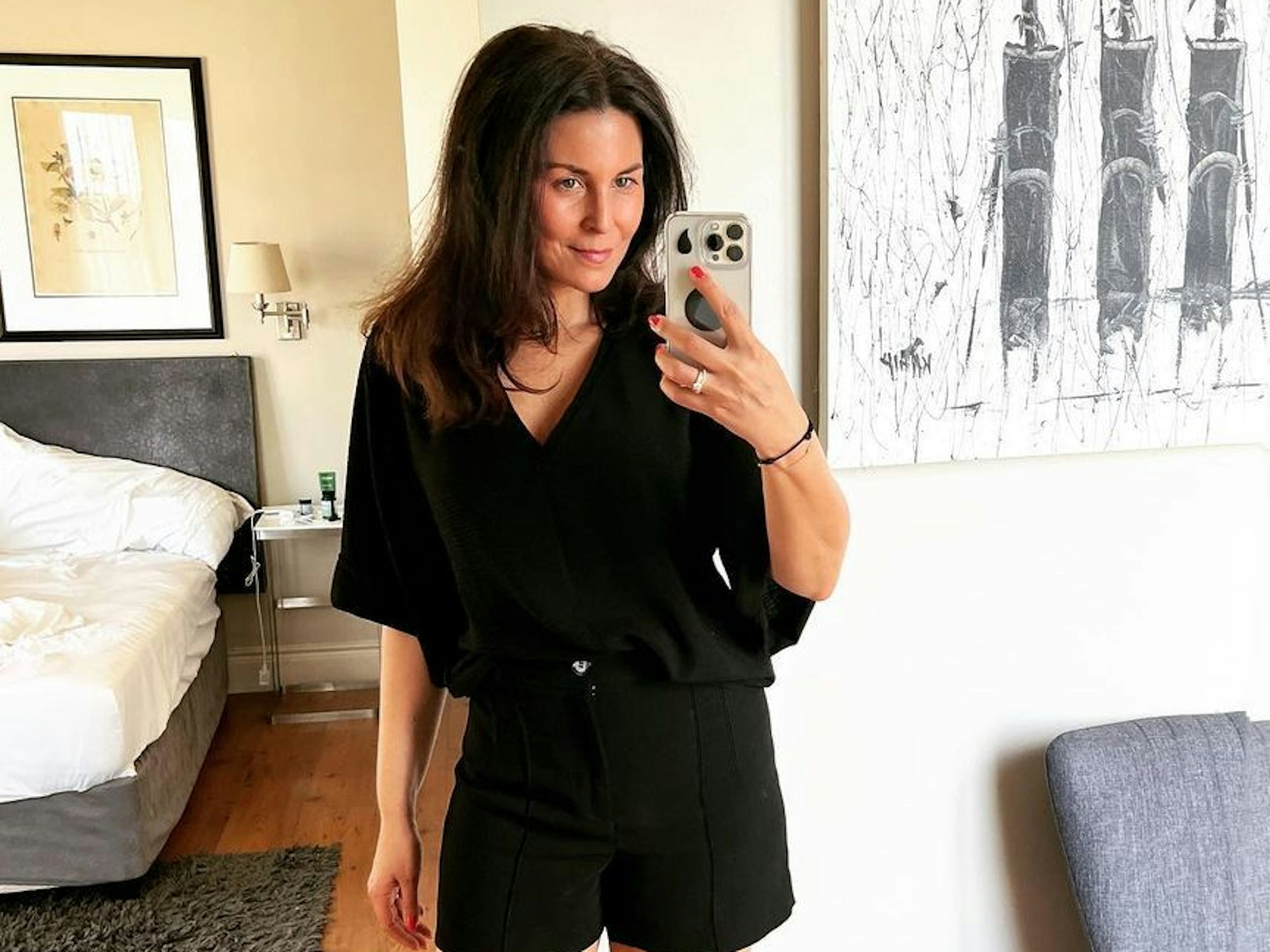 Vanessa posiert für ein Spiegel-Selfie.