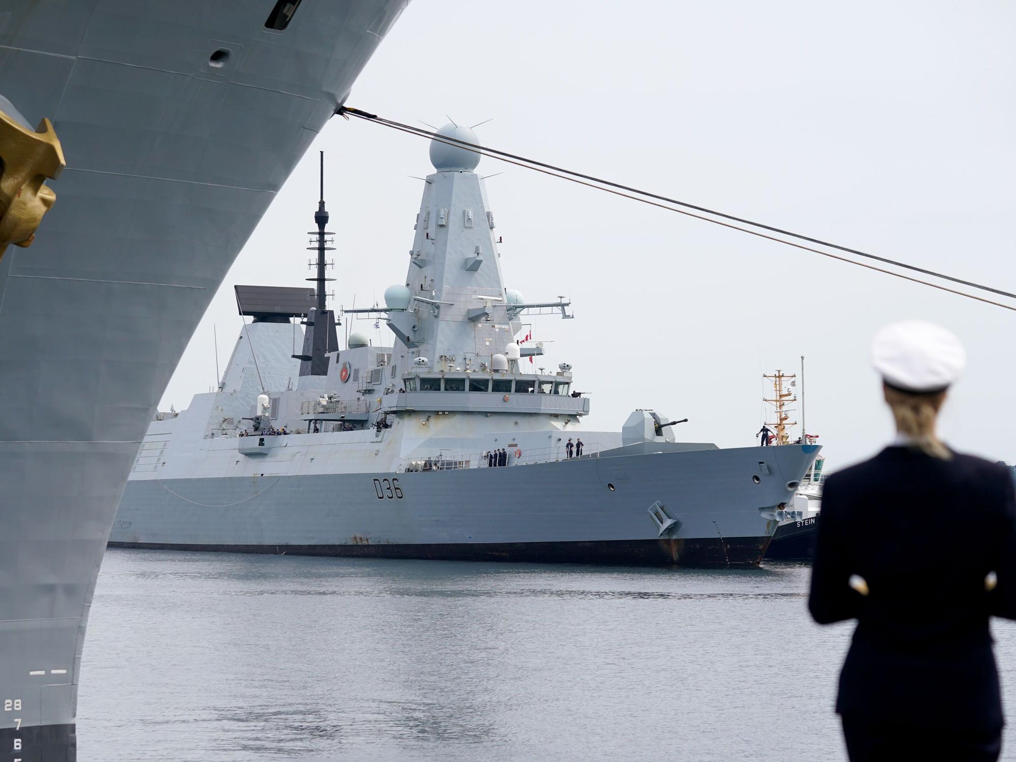 Der britische Zerstörer „HMS Defender“ der Royal Navy läuft nach dem Ende des Manövers Baltic Operations (BALTOPS) in den Marinestützpunkt ein.