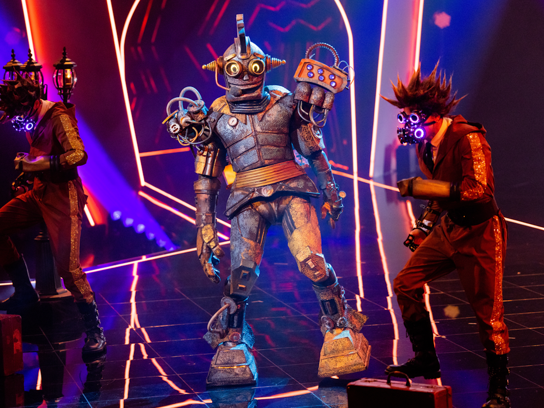 „Rosty“ performt seinen Song auf der Bühne.