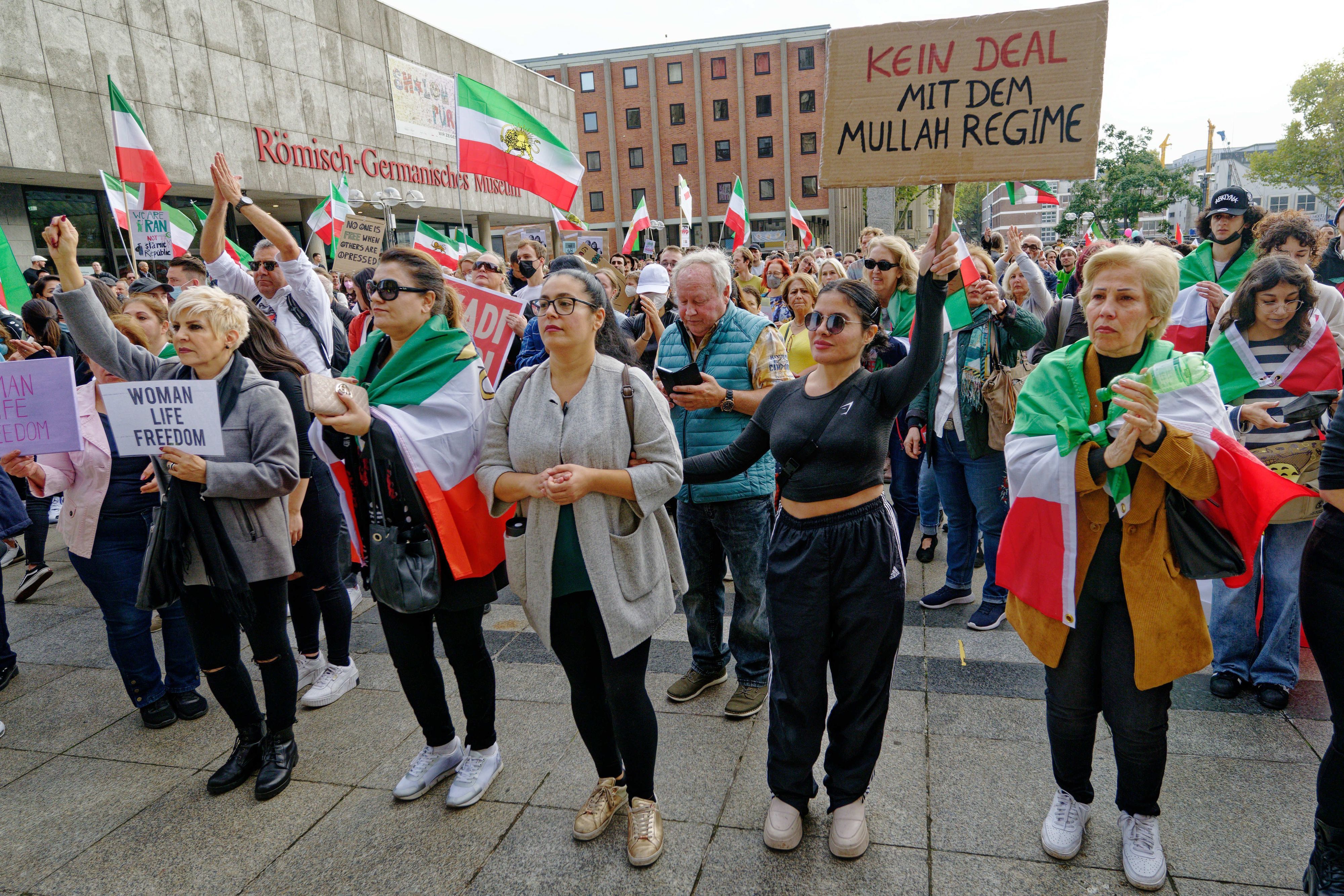 Mehrere Tausend Menschen bekunden bei einer Demonstration in der Kölner Innenstadt ihre Solidarität mit den Protestierenden im Iran.