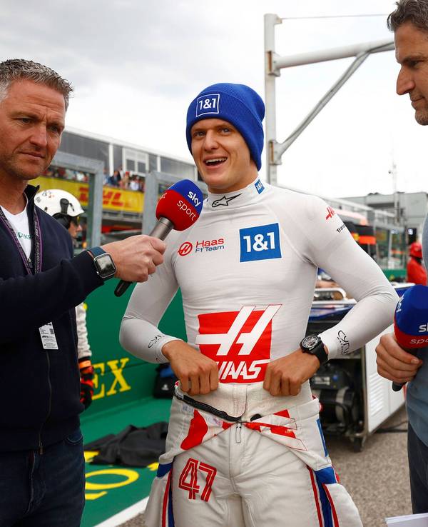 Mick Schumacher wird von Onkel Ralf und Peter Hardenacke interviewt.