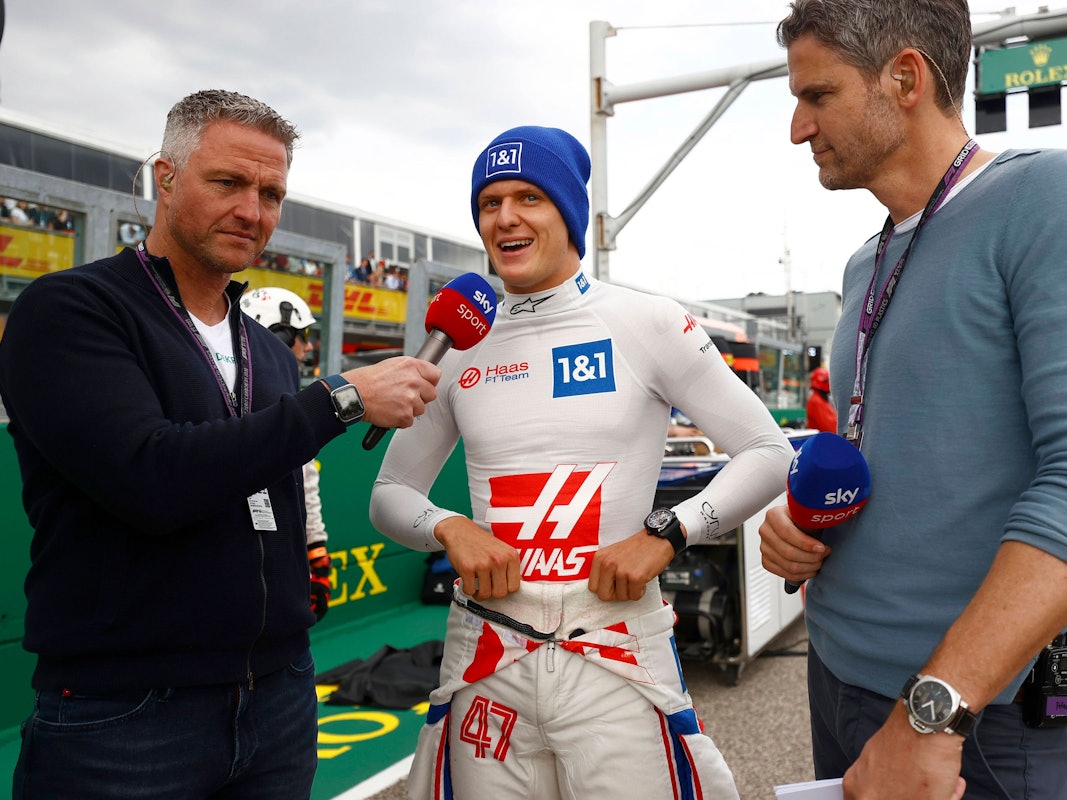 Mick Schumacher wird von Onkel Ralf und Peter Hardenacke interviewt.