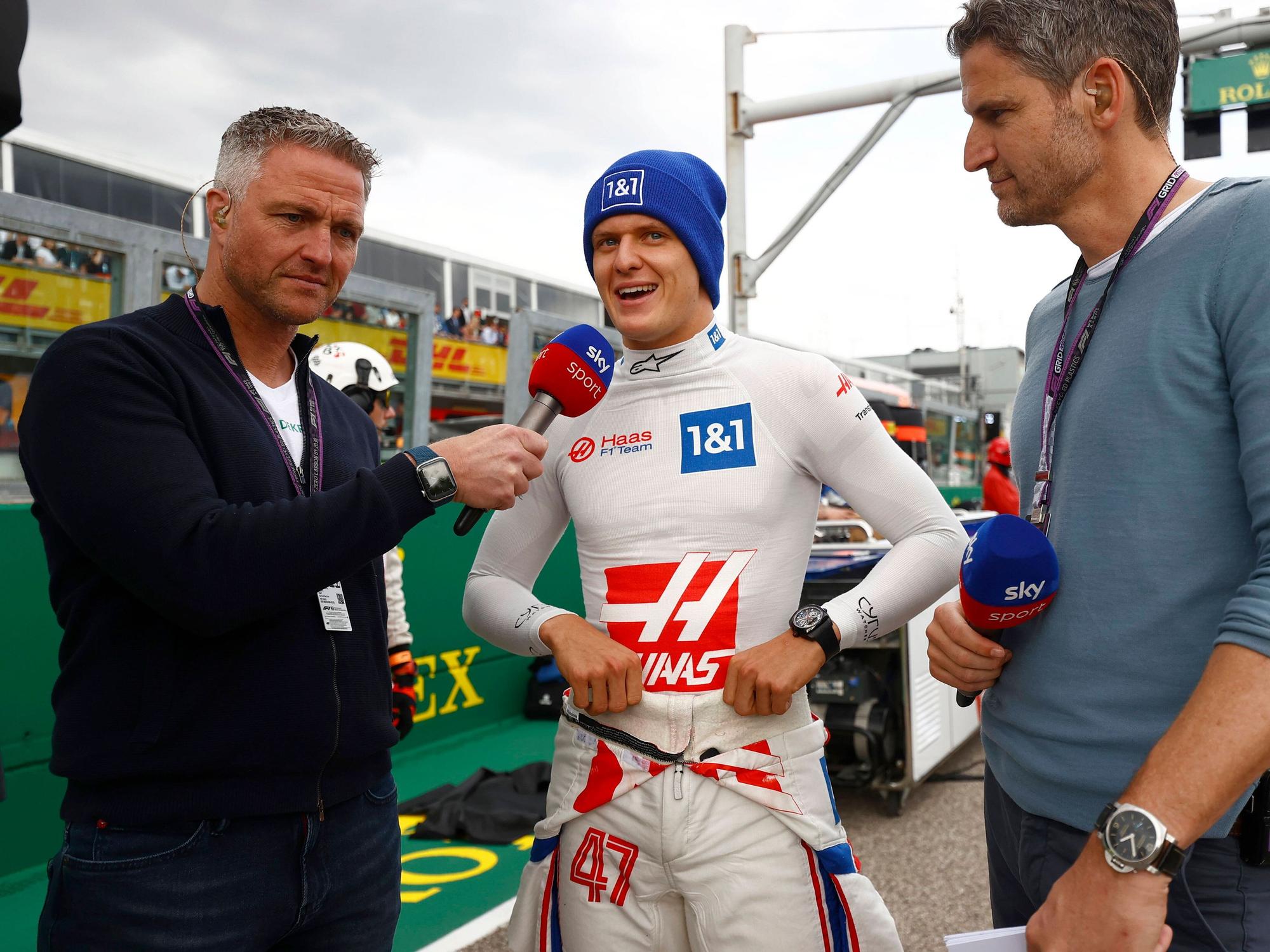 Mick Schumacher wird von Onkel Ralf und Peter Hardenacke interviewt.
