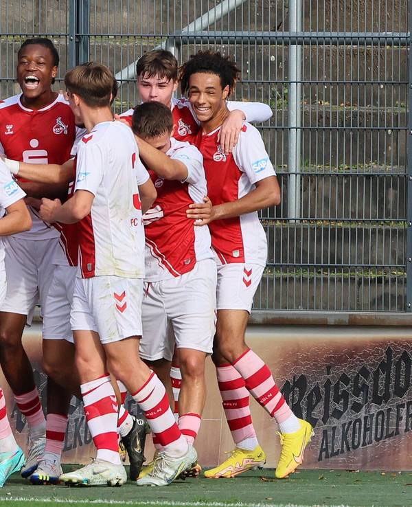 Die Spieler der U19 des 1. FC Köln jubeln gemeinsam.