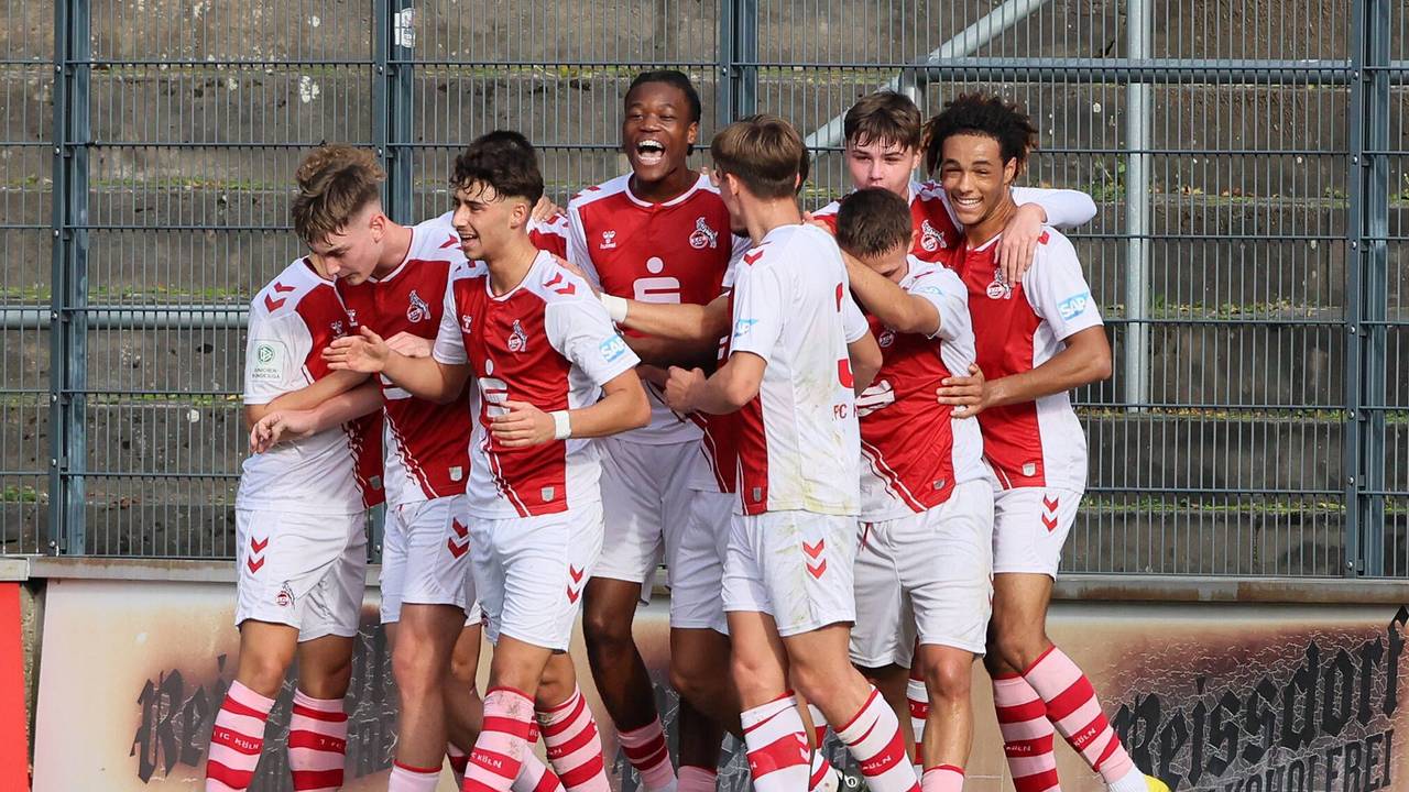 Die Spieler der U19 des 1. FC Köln jubeln gemeinsam.