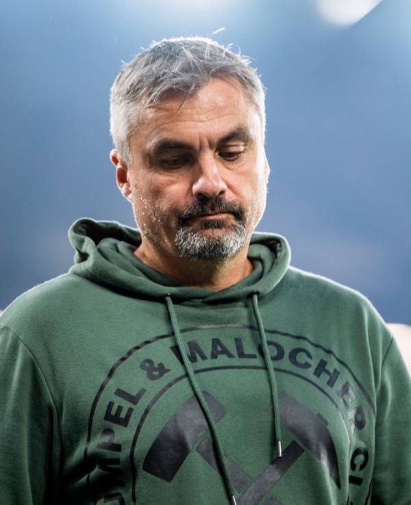 Schalkes Trainer Thomas Reis betritt das Stadion.