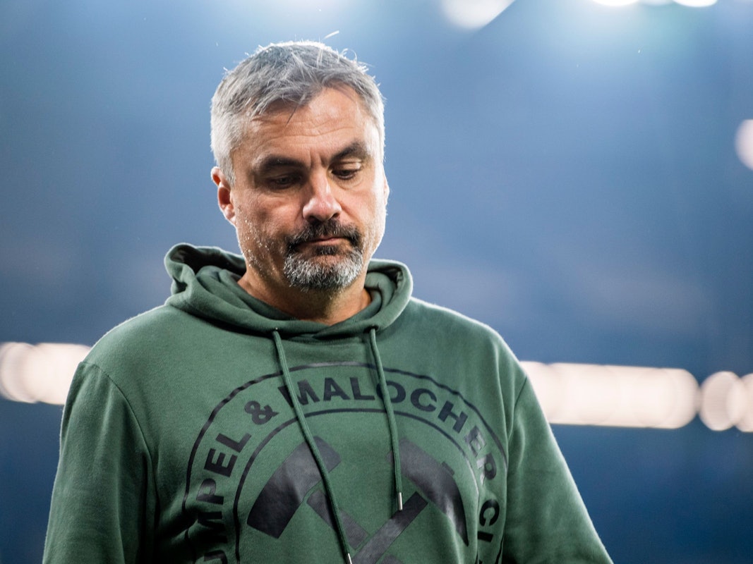 Schalkes Trainer Thomas Reis betritt das Stadion.