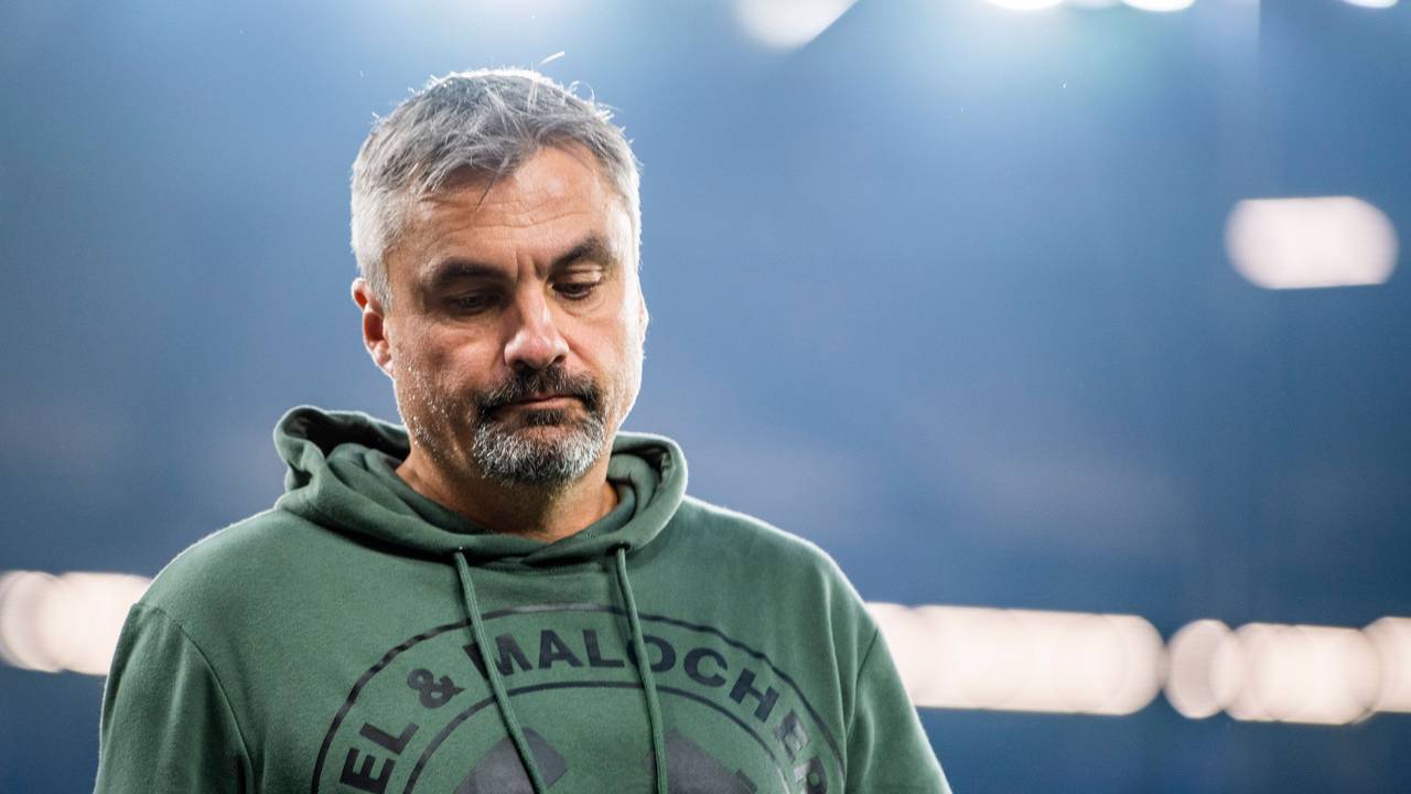 Schalkes Trainer Thomas Reis betritt das Stadion.
