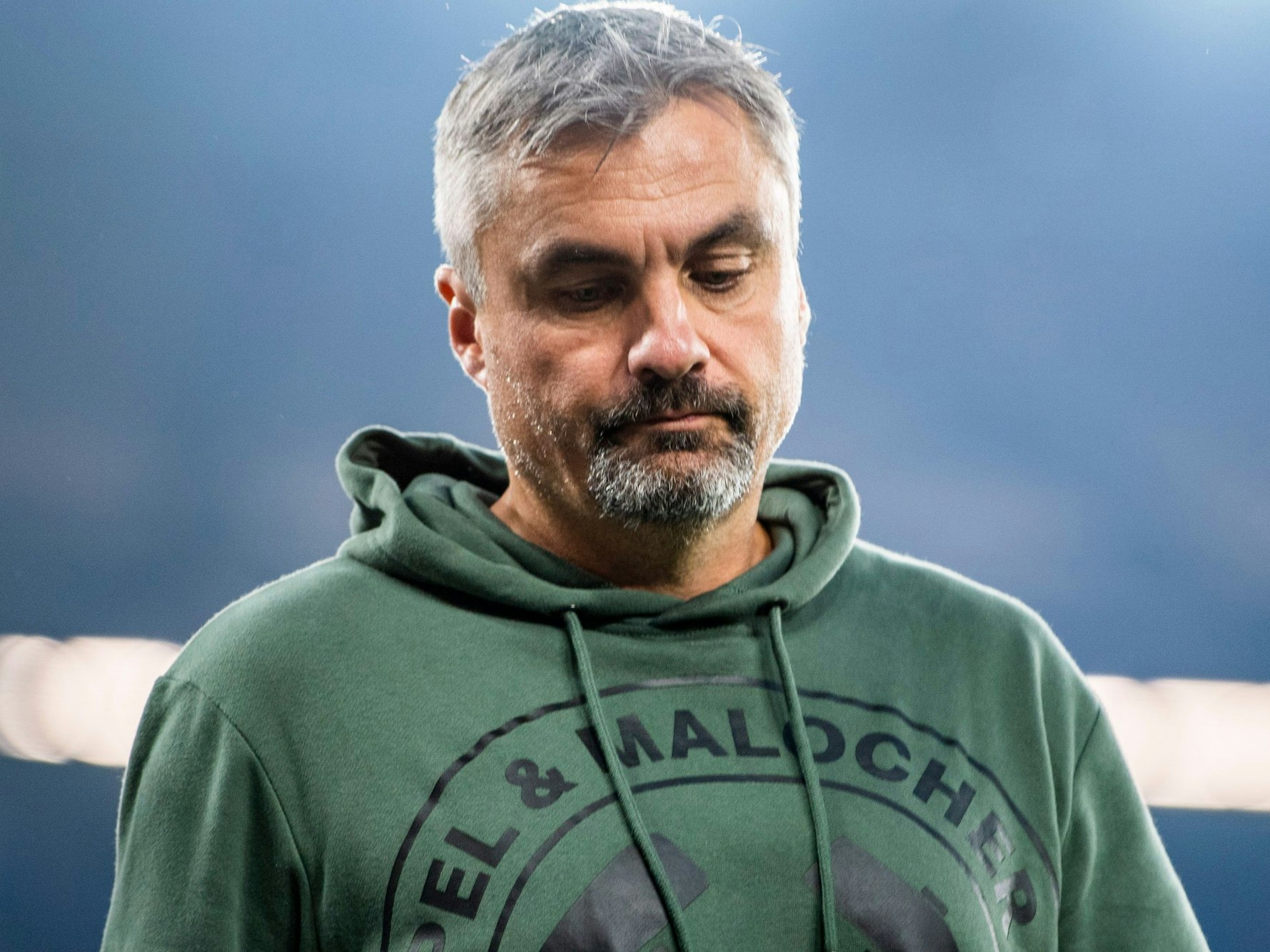 Schalkes Trainer Thomas Reis betritt das Stadion.