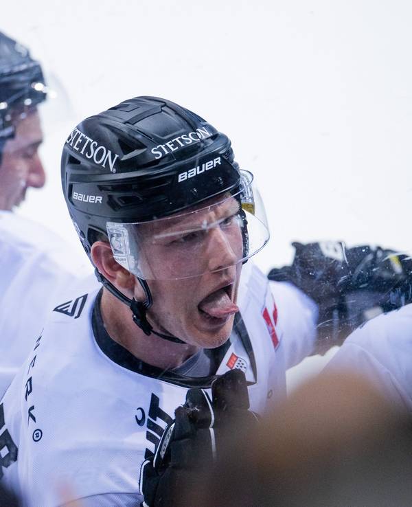 Düsseldorfer EG - Kölner Haie: Der Kölner Alexander Oblinger streckt Düsseldorfer Zuschauern seine Zunge nach dem 3:3-Ausgleich heraus.