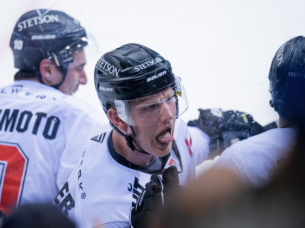 Düsseldorfer EG - Kölner Haie: Der Kölner Alexander Oblinger streckt Düsseldorfer Zuschauern seine Zunge nach dem 3:3-Ausgleich heraus.