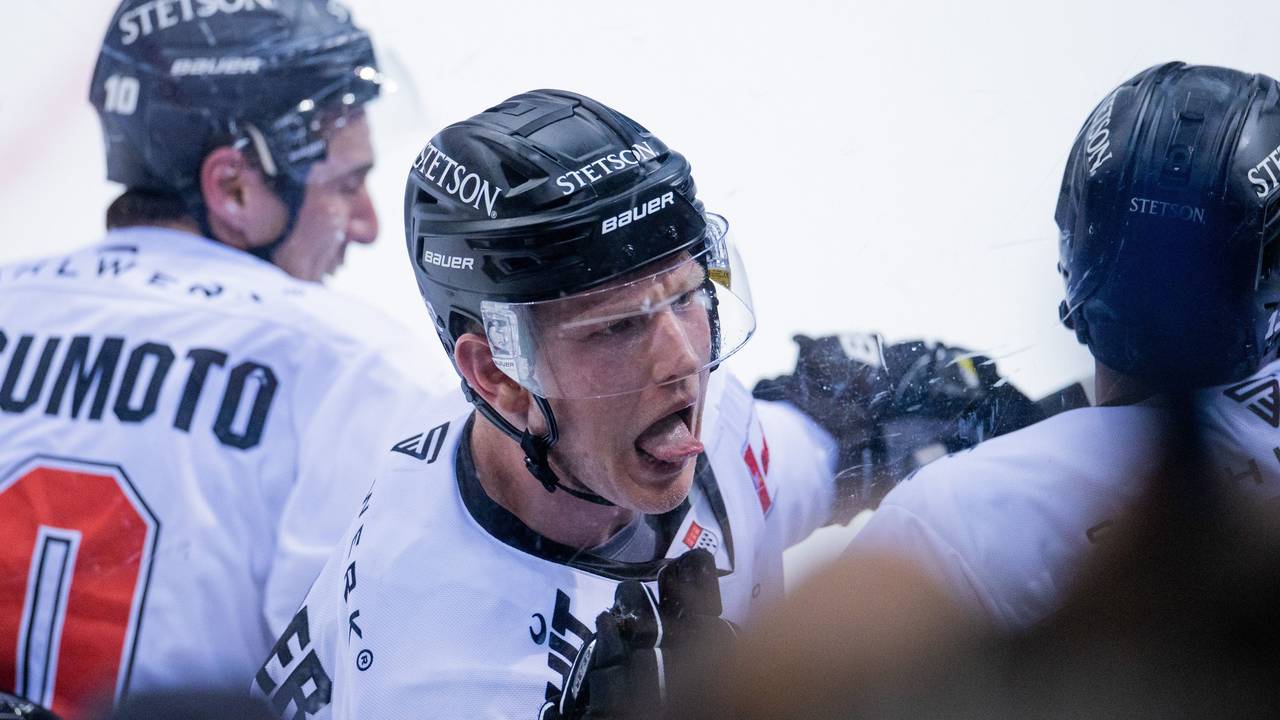 Düsseldorfer EG - Kölner Haie: Der Kölner Alexander Oblinger streckt Düsseldorfer Zuschauern seine Zunge nach dem 3:3-Ausgleich heraus.